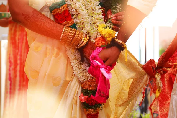 Brudgummen har bruden hand i södra Indiska traditionella bröllopsceremonin — Stockfoto