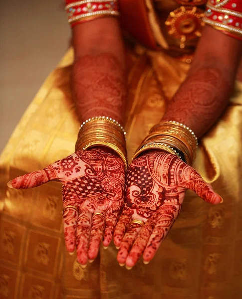 Mãos pintadas com henna de perto — Fotografia de Stock