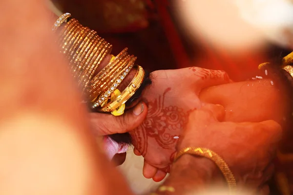 Close up de noiva indiana e noivo de mãos dadas após a cerimônia de casamento , — Fotografia de Stock