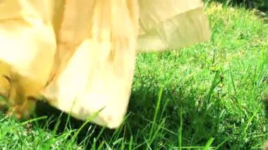 Kadın çim ile çalışan yakın