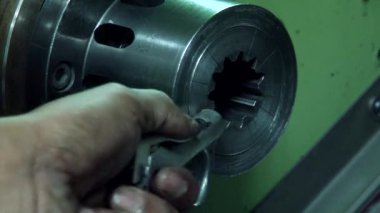 CNC Değirmen Makinesi Fabrikada Metal Ayrıntısı Üretiyor