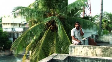 Chennai, Hindistan - 22 Nisan 2015: telefonda konuşan mutlu adam