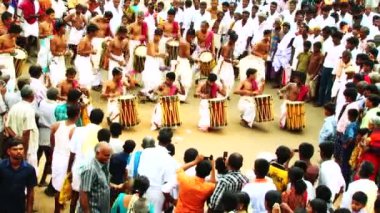 Madurai, Hindistan - 20 Nisan 2015: Chenda Melam tapınak tapınak sanatçıların çok geleneksel davul ile oynarken müzik