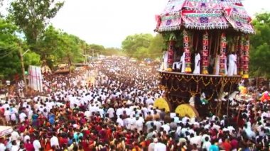 Madurai, Hindistan - 20 Nisan 2015: Festival Araba, Hindistan ile kalabalık