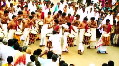 Madurai, Hindistan - 20 Nisan 2015: Chenda Melam tapınak tapınak sanatçıların çok geleneksel davul ile oynarken müzik