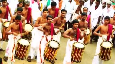Madurai, Hindistan - 20 Nisan 2015: Müzisyenler Chenda Melam ritmik orkestra, tapınak araba Festivali
