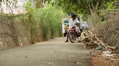 Hindistan - 11 Mayıs 2016: Hindistan, sokaklarında siyasi miting. genel seçimleri yapılacak, kimliği belirsiz bir sürü insanlar sokakta Motosiklet sürücü.