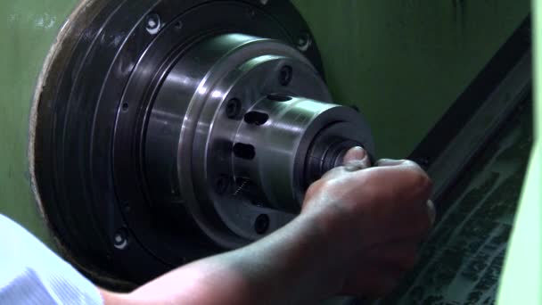 Cnc 밀링 머신 생산 공장에 금속 세부 사항 — 비디오