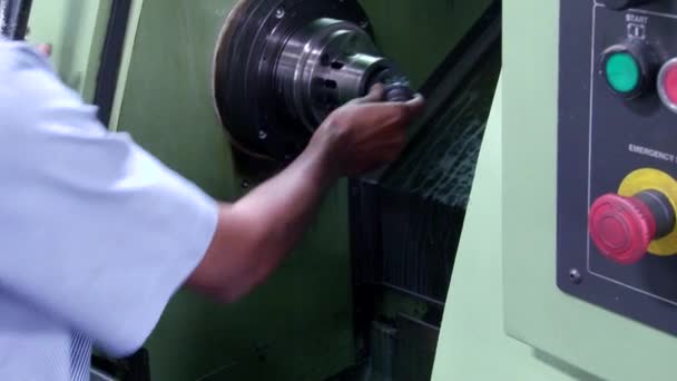 인도-2018 년 3 월 3 일: Cnc 밀링 기계 생산 공장에 금속 세부 사항 — 비디오