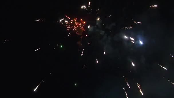 Фейерверки, праздничные фейерверки, воспламеняющие небо — стоковое видео