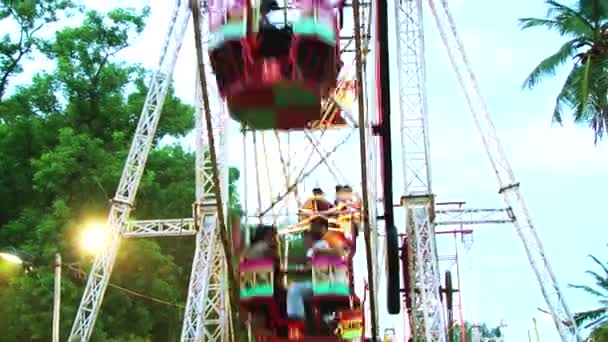 MADURAI, INDIA - 20 APRILE 2015: la ruota panoramica nel parco divertimenti — Video Stock