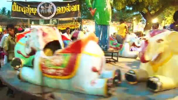 MADURAI, INDIA - 20 APRILIE 2015: bucurându-se de Roata Ferris în parcul tematic — Videoclip de stoc