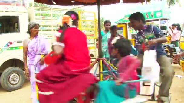 MADURAI, ÍNDIA - 20 de abril de 2015: aproveitando a roda gigante no parque temático — Vídeo de Stock