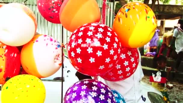 MADURAI, INDE - 20 AVRIL 2015 : Vente de ballons vendeur dans les rues du village pendant le festival du temple — Video