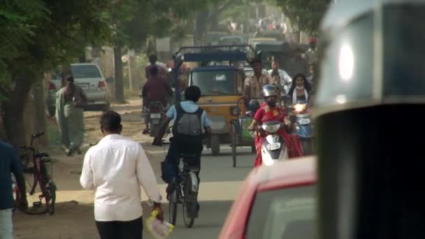 Chennai - Indien, mars 25th 2018: Livlig trafik gata, skaror av människor som gick — Stockvideo