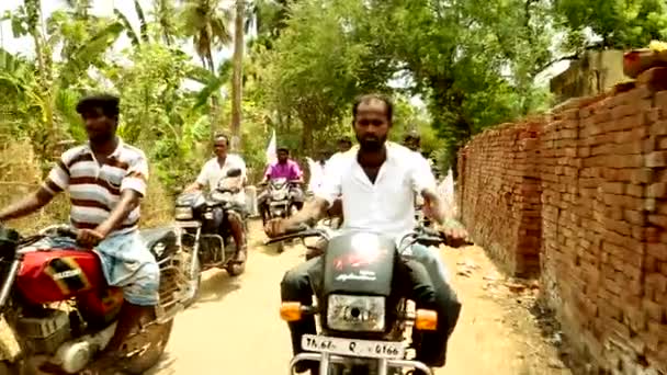 Indien - 11. Mai 2016: politische Kundgebung in den Straßen Indiens. Parlamentswahl ist geplant, viele Unbekannte fahren mit Motorrädern auf der Straße. — Stockvideo