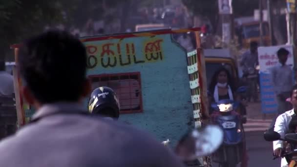 Chennai - Indien, mars 25th 2018: Livlig trafik gata, skaror av människor som gick — Stockvideo
