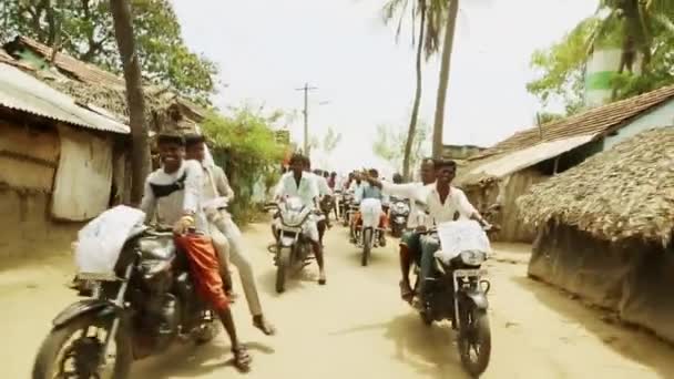 India - 11 mei 2016: politieke rally in de straten van india. algemene verkiezingen is gepland, een heleboel onbekende mensen rijden door motorfietsen in straat. — Stockvideo