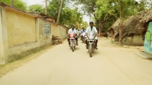 India - 11 mei 2016: politieke rally in de straten van india. algemene verkiezingen is gepland, een heleboel onbekende mensen rijden door motorfietsen in straat. — Stockvideo