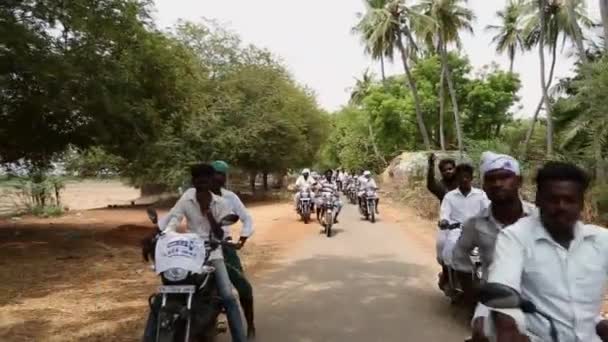 Indien - 11. Mai 2016: politische Kundgebung in den Straßen Indiens. Parlamentswahl ist geplant, viele Unbekannte fahren mit Motorrädern auf der Straße. — Stockvideo