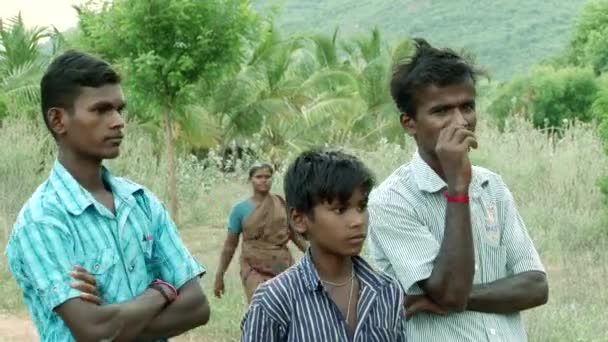Indie - 28 lutego 2018: młody szczęśliwy rodziny stojący na zielone pola — Wideo stockowe