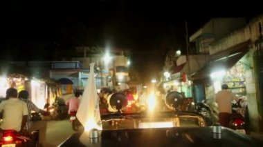 Hindistan - 11 Mayıs 2016: Hindistan, sokaklarında siyasi miting. genel seçimleri yapılacak, kimliği belirsiz kişi sürücü tarafından bir sürü gece sokak motosiklet.