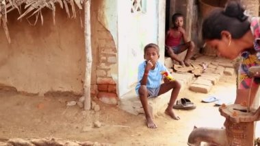 Hindistan - 28 Şubat 2018: Şirin Hint köy çocuğu yiyor yılanlar, Hindistan'da bir köy çocuk portresi.