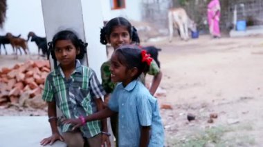 Hindistan - 28 Şubat 2018: Hint köy kız gülümseyerek ve kamera portre için poz