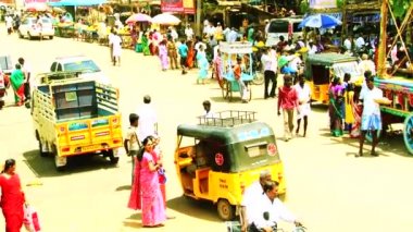 Madurai, Hindistan - 20 Nisan 2015: Festival araba Hindistan ile kalabalık