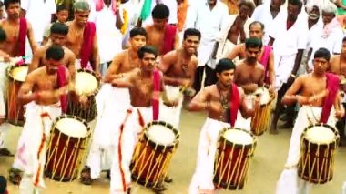 Madurai, Hindistan - 20 Nisan 2017: Chenda Melam tapınak tapınak sanatçıların çok geleneksel davul ile oynarken müzik