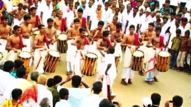 Madurai, Hindistan - 20 Nisan 2015: Chenda Melam tapınak tapınak sanatçıların çok geleneksel davul ile oynarken müzik