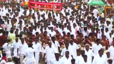 Madurai, Hindistan - 20 Nisan 2017: Hint Tapınağı araba Festivali, Festival araba Hindistan ile kalabalık