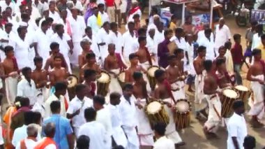 Madurai, Hindistan - 20 Nisan 2017: Festival araba Hindistan ile kalabalık