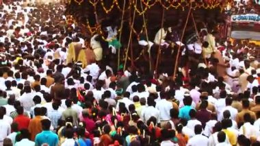 Madurai, Hindistan - 20 Nisan 2017: Festival Araba, Hindistan ile kalabalık