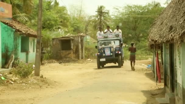 India - 11 mei 2016: politieke rally in de straten van india. algemene verkiezingen is gepland, een heleboel onbekende mensen rijden door motorfietsen in straat. — Stockvideo