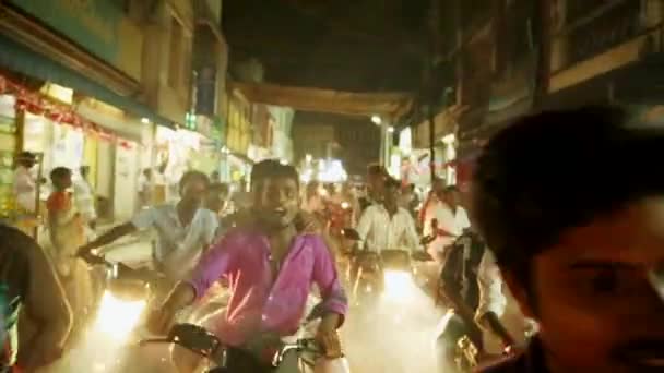 Индия - 11 мая 2016 года: политический митинг на улицах Индии. запланированы всеобщие выборы, много неопознанных людей едут на мотоциклах по ночной улице . — стоковое видео