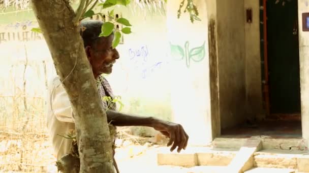 INDE - 28 FÉVRIER 2018 : vieil homme du village regardant la caméra en Inde . — Video