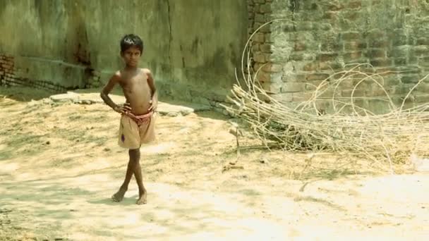 印度-2018年2月28日: 印度一个村庄男孩的肖像看照相机. — 图库视频影像