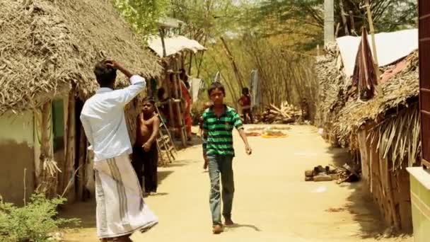 INDIA - 28 DE FEBRERO DE 2018: Retrato de un niño de pueblo en la India.lifestyle — Vídeo de stock