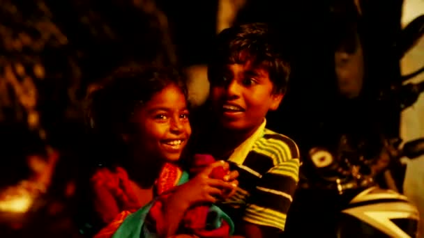 INDIA - MARCH 28, 2018: Happy kids in a village in India laughing and smiling together. Village children smile in night at india. — Stock Video