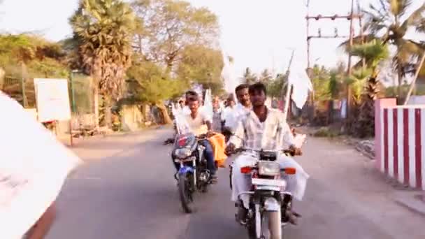 NANNILAM, INDIA - 11 DE MAYO DE 2016: mitin político en las calles de la India. Las elecciones generales están programadas, mucha gente no identificada conduce en motocicletas en Indian Street . — Vídeos de Stock