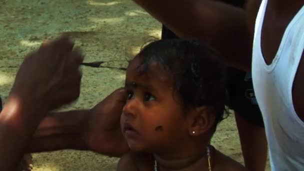 Madurai, Indien - 20 April 2017: En liten pojke blir huvudet rakat på templet bil festival funktion — Stockvideo