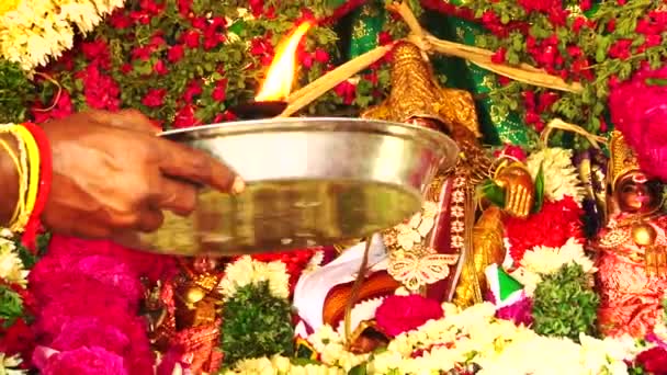 MADURAI, INDIA - 20 DE ABRIL DE 2015: Puja de Dios hindú en el Festival Car — Vídeo de stock