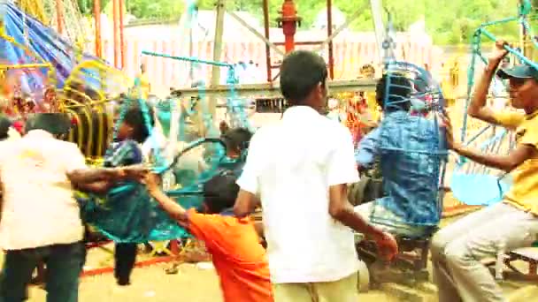 印度马杜赖-2017年4月20日: 在当地主题公园里享受车轮的孩子们 — 图库视频影像