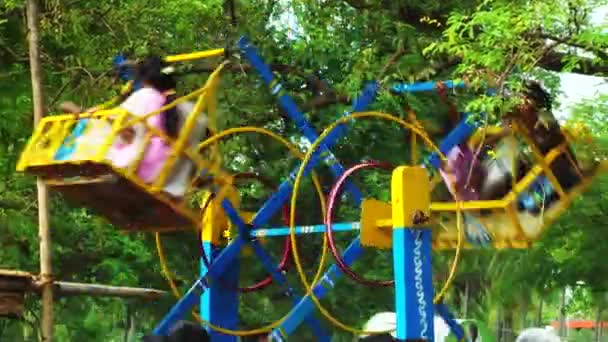 MADURAI, INDIA - 20 APRILE 2017: Bambini che si divertono con la ruota nel parco tematico locale — Video Stock