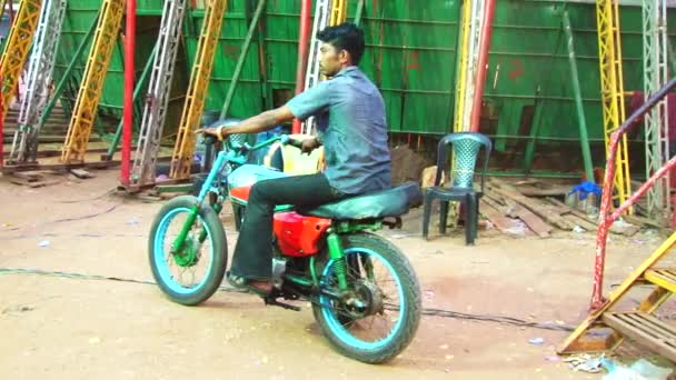 Madurai, Ινδία - 20 Απριλίου 2017: Εκτελεί μια ακροβατική επίδειξη οδήγησης σε μοτοσικλέτα, εσωτερικη θάνατο Stunt ποδήλατο αυτοκίνητο — Αρχείο Βίντεο