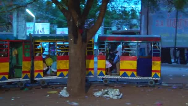 MADURAI, INDIA - 20 APRILE 2017: Bambini che si divertono con la ruota nel parco tematico locale — Video Stock