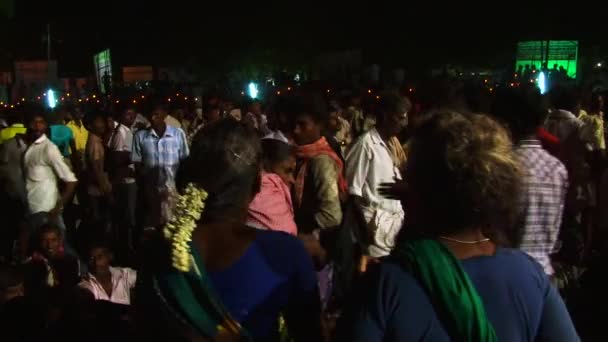 Madurai, India - április 20., 2015-re: Tömeg, a fesztivál autó India, népek váró éjszaka — Stock videók