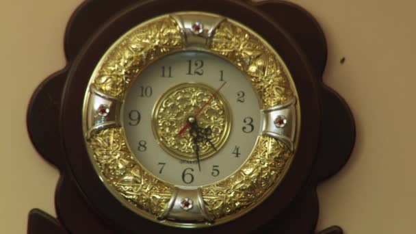 Haushaltsnahe Wanduhr — Stockvideo