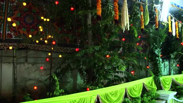 Indie – 15. března 2018: svatební dekorace, Starý muž připravit svatební dekorace světlo — Stock video